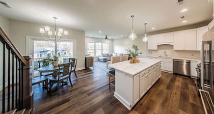 KY Lake townhome in upscale community, minutes from dining & activities!