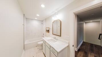 吹风机、毛巾、肥皂、卫生纸