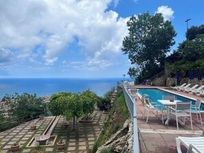 Outdoor dining - Pool, Garden & View, 4 km from Tropea (Calabria)