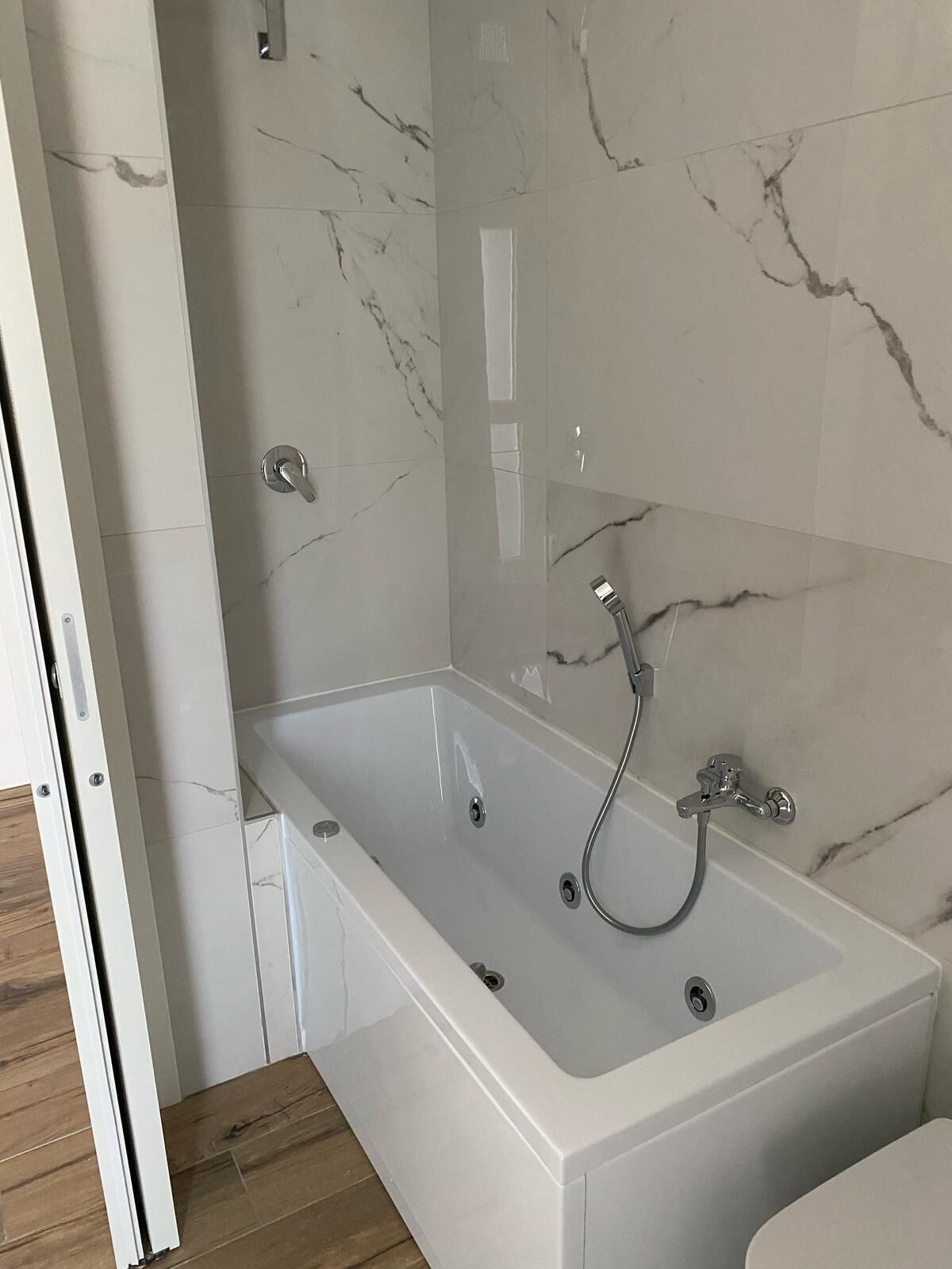 Jetted tub, hair dryer, bidet, towels
