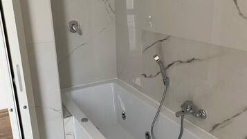 Jetted tub, hair dryer, bidet, towels