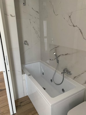 Baignoire à remous, séchoir à cheveux, bidet, serviettes fournies