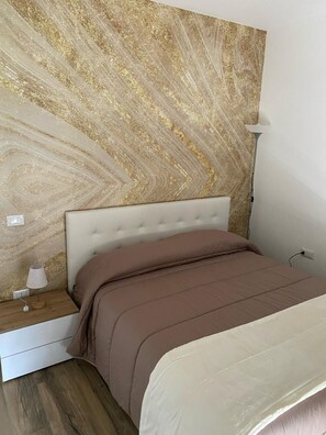 1 habitación, tabla de planchar con plancha, wifi y ropa de cama