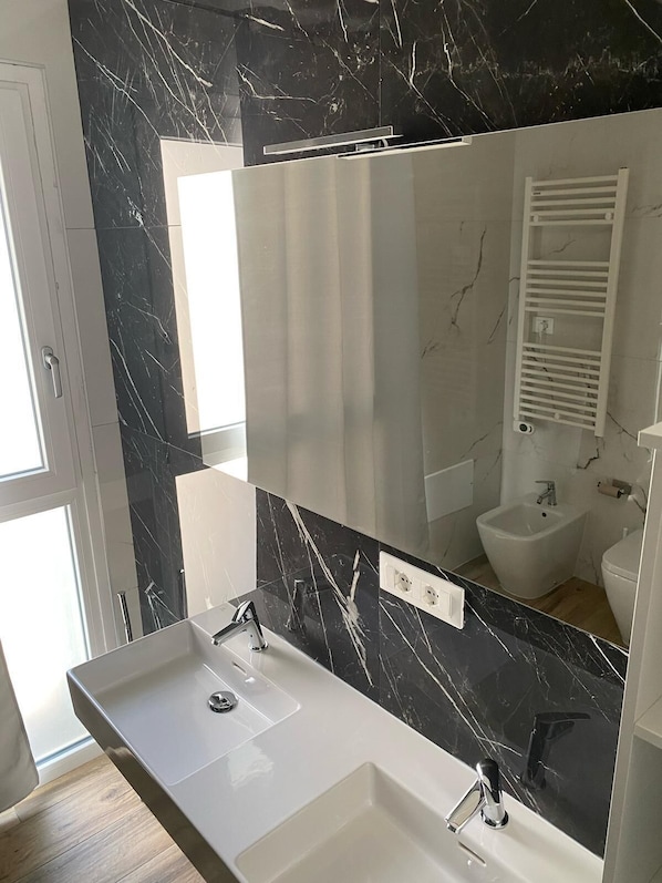 Baignoire à remous, séchoir à cheveux, bidet, serviettes fournies