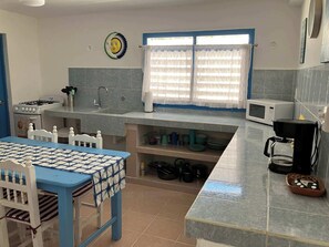 Een koelkast, een magnetron, een oven, een kookplaat