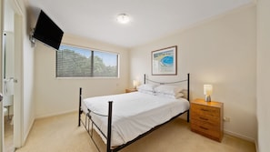 3 bedrooms, desk, iron/ironing board, free WiFi