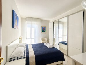 2 habitaciones, escritorio, tabla de planchar con plancha y wifi gratis 