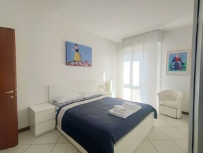 2 bedrooms, desk, iron/ironing board, WiFi