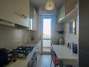 Mikrovågsugn, ugn, spishäll och diskmaskin