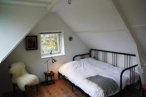 4 bedrooms, WiFi - Whispering Woods - Three Bedroom Cottage, Sleeps 4 (Heiloo)