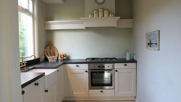 Een koelkast, een oven, een vaatwasser, een koffiezetapparaat/waterkoker