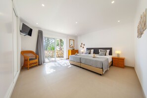 6 bedrooms, iron/ironing board, free WiFi, bed sheets