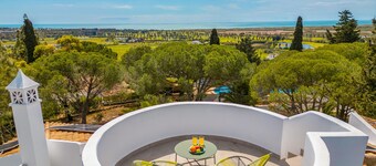 House w/ private pool & sea view