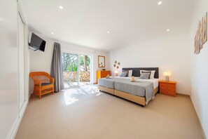 5 bedrooms, iron/ironing board, free WiFi, bed sheets