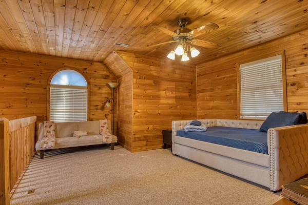 Televisor intel·ligent, llar de foc, futbolí i llibres