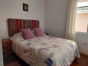 3 habitaciones, tabla de planchar con plancha, wifi y ropa de cama
