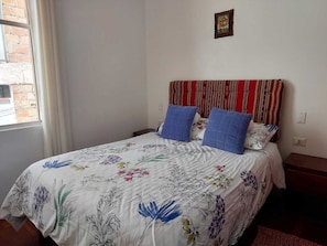3 chambres, fer et planche à repasser, Wi-Fi, draps fournis