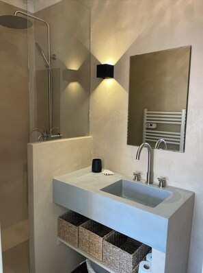 Douche, sèche-cheveux, serviettes fournies, papier toilette