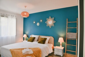 3 habitaciones, escritorio y tabla de planchar con plancha 