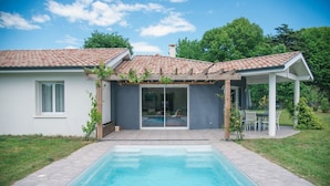 A residential property with a swimming pool, a covered patio, and a garden. - l'Acacia, swimming pool and large garden (Bénesse-Maremne)
