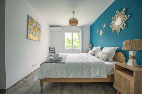 3 bedrooms, desk, iron/ironing board, travel crib