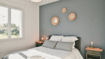 3 chambres, bureau, fer et planche Ă repasser, lit parapluie