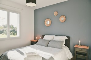 3 bedrooms, desk, iron/ironing board, travel crib