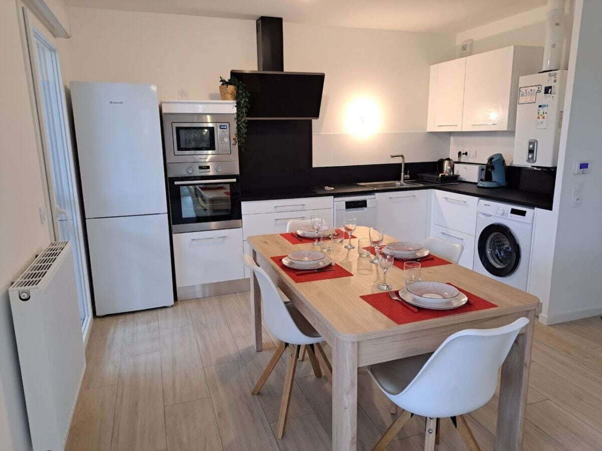 Frigorífico, microondas, horno y lavavajillas