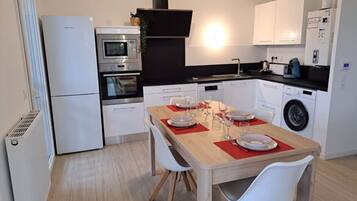 Frigorífico, microondas, horno y lavavajillas