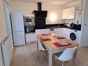 Kjøleskap, mikrobølgeovn, ovn og oppvaskmaskin