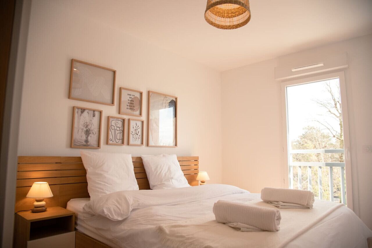 2 bedrooms, desk, iron/ironing board, travel crib