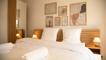 2 slaapkamers, een bureau, een strijkplank/strijkijzer, reisbedje