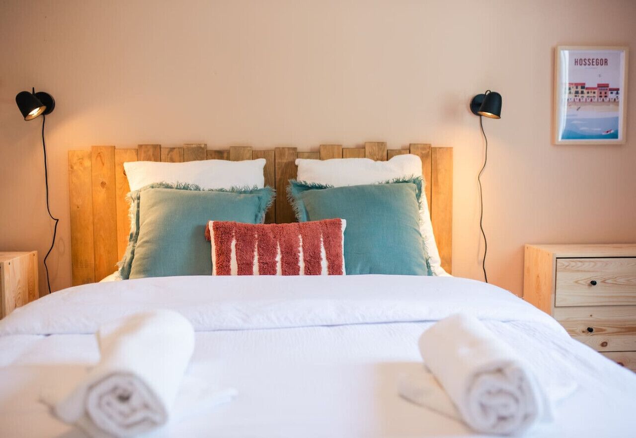 5 bedrooms, desk, iron/ironing board, travel crib