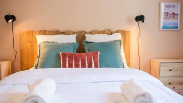 5 bedrooms, desk, iron/ironing board, travel crib