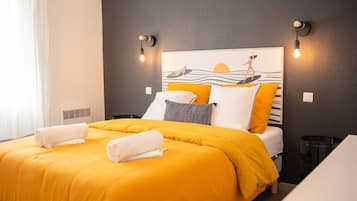 5 slaapkamers, een bureau, een strijkplank/strijkijzer, reisbedje