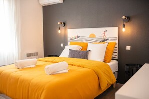 5 slaapkamers, een bureau, een strijkplank/strijkijzer, reisbedje