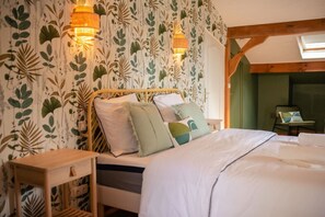 5 habitaciones, escritorio y tabla de planchar con plancha 