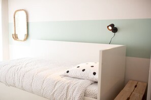 5 bedrooms, desk, iron/ironing board, travel cot