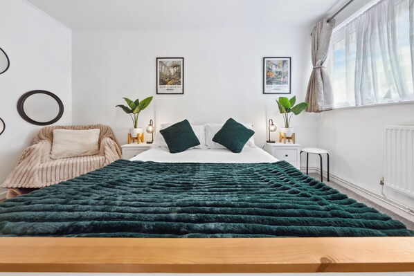 3 bedrooms, iron/ironing board, WiFi, bed sheets