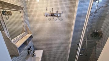 SĂšche-cheveux, serviettes fournies, savon, papier toilette