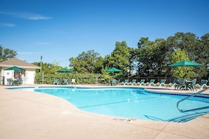 Seasonal outdoor pool - Palace View Heights by Spinnaker Resorts (Branson)