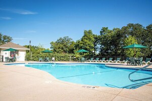 Una piscina al aire libre de temporada