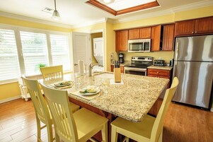 Premier Condo, 1 Bedroom, Kitchen | In-room dining