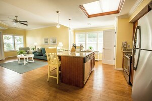 Premier Condo, 1 Bedroom, Kitchen | Private kitchen | Full-size fridge, microwave, oven, stovetop