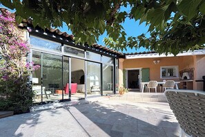 Outdoor dining - AT HOME • Charm, swimming pool, golf, beaches (Saint-Raphaël)