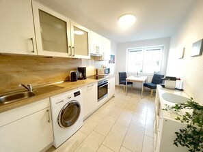 Jääkaappi, mikroaaltouuni, uuni, liesi