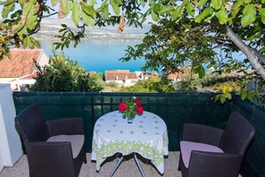 Outdoor dining - Apartments Slanada - One-Bedroom Apartment with Terrace and Sea View 1 (Mastrinka)