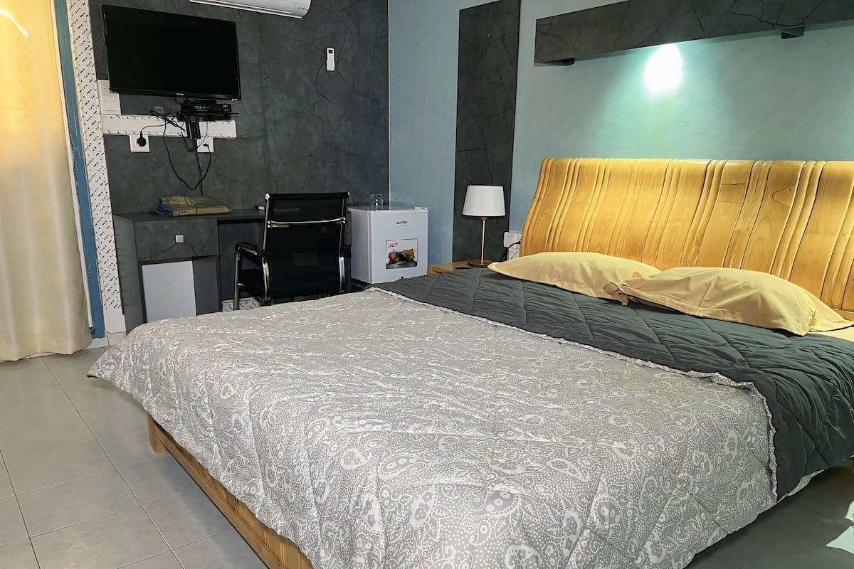 Comfort Room | Peralatan tempat tidur premium, bar mini, peti besi dalam bilik