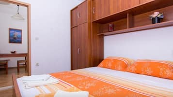 1 habitación, tabla de planchar con plancha, wifi y ropa de cama