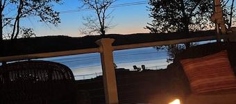 Luxury get away on Lamoka Lake - come rest and restore!